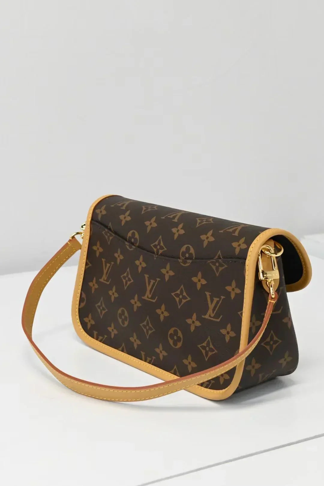 Vintage-Inspired Box Hand bag - product view 2