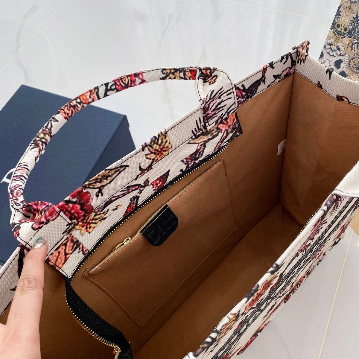 Chic & Refined: Light Leather Handbag - product view 7