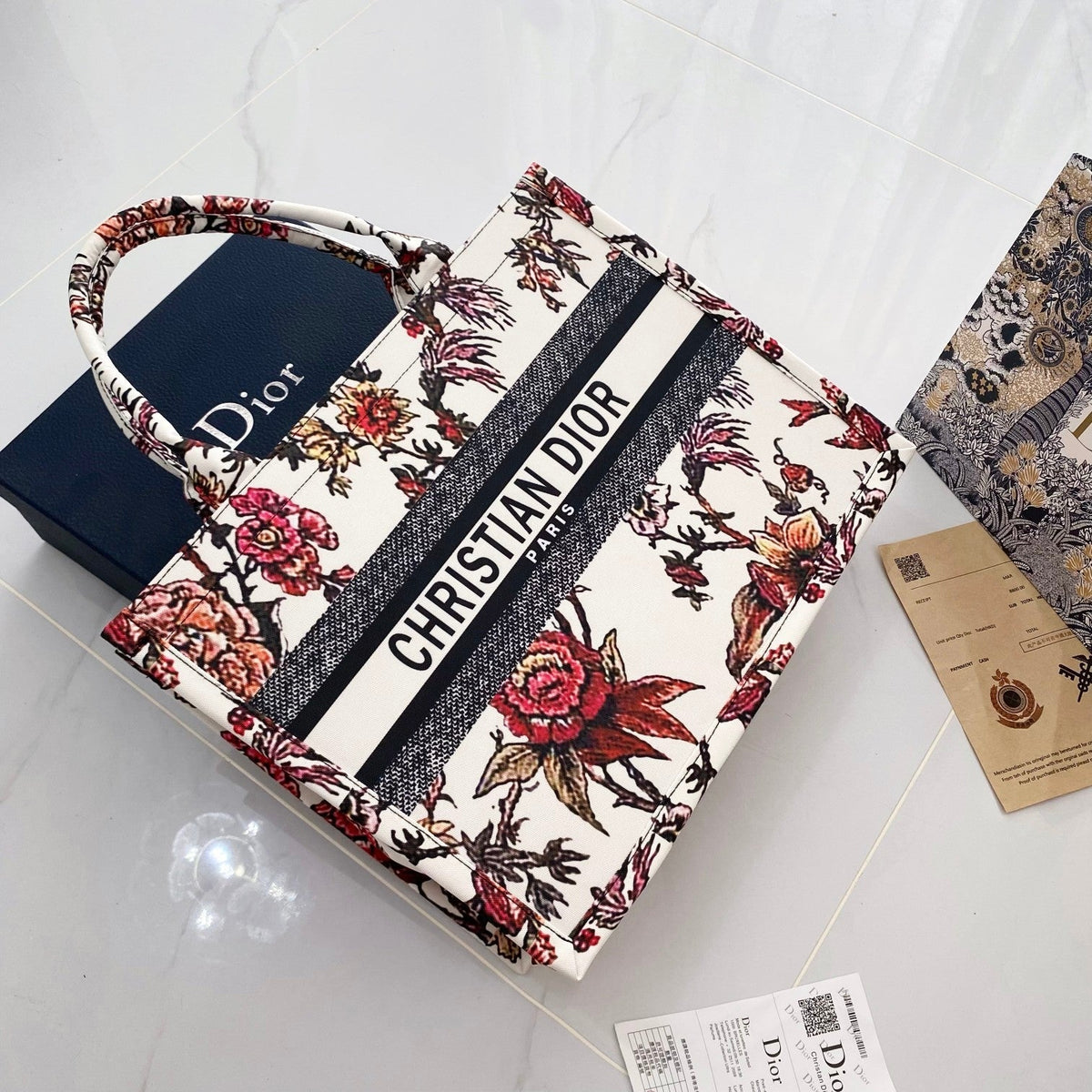 Chic & Refined: Light Leather Handbag - product view 1