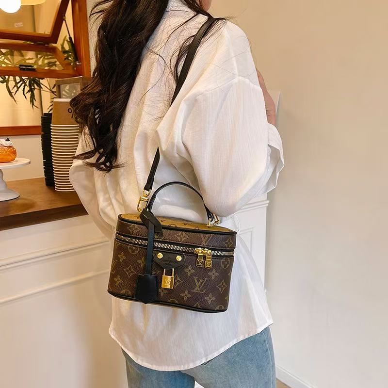 Vintage-Inspired Box hand bag - product view 4