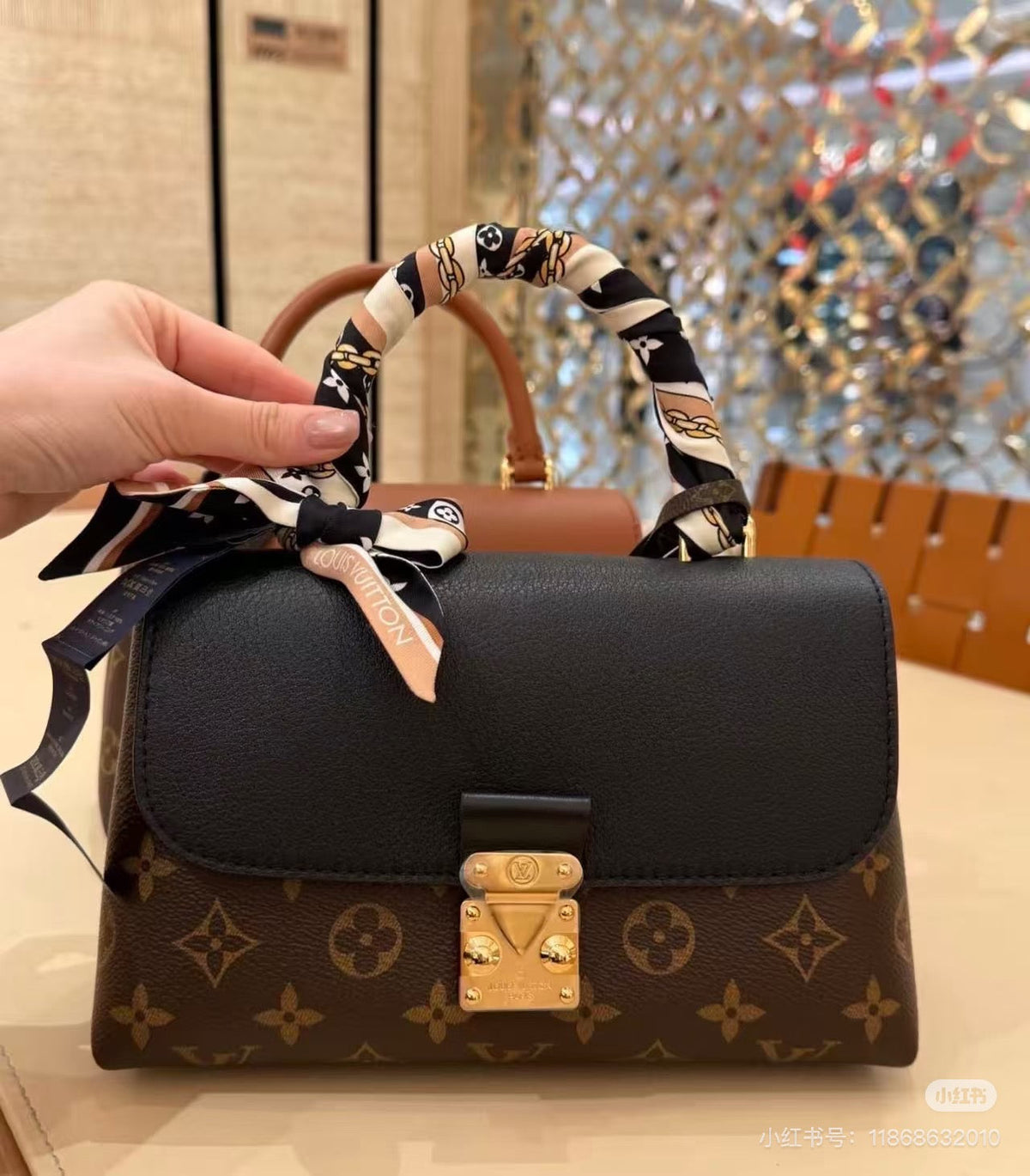 minimalist short-handle handbag - product view 7