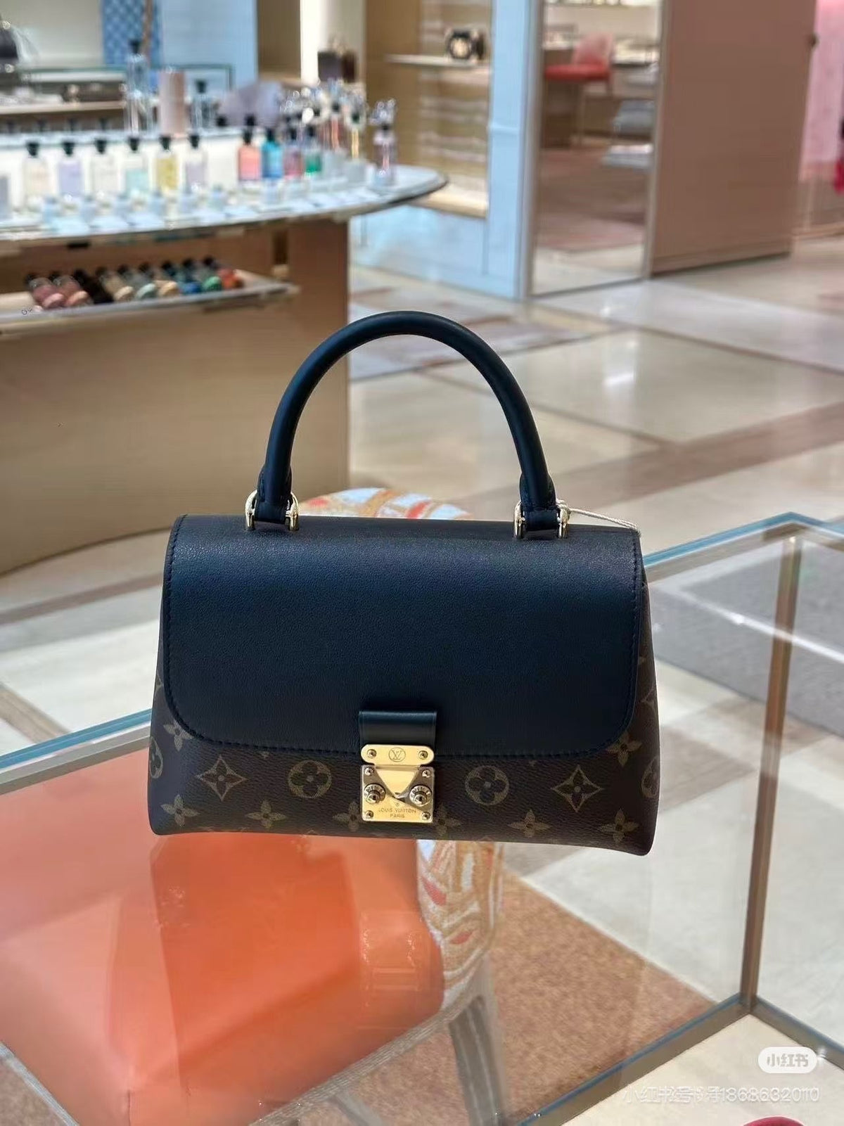 minimalist short-handle handbag - product view 8