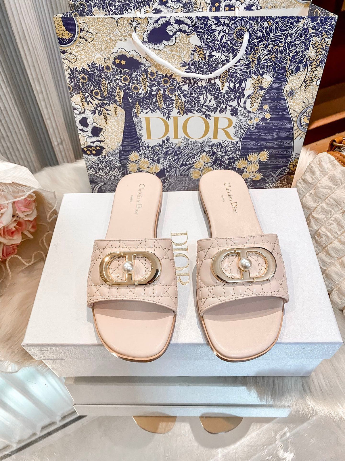 High-end diamond-quilted single-strap flat slides with pearl rings - product view 2
