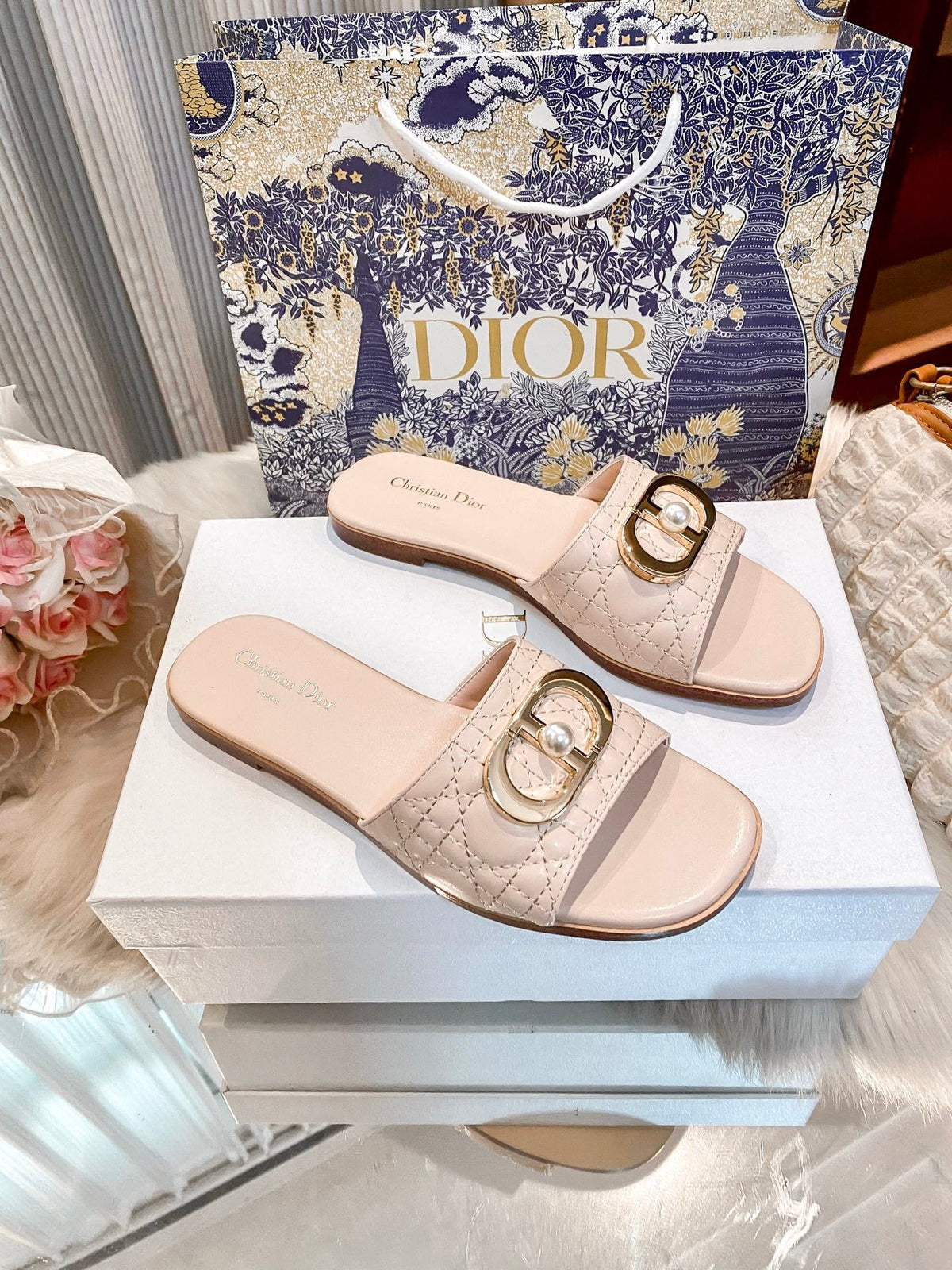 High-end diamond-quilted single-strap flat slides with pearl rings - product view 10