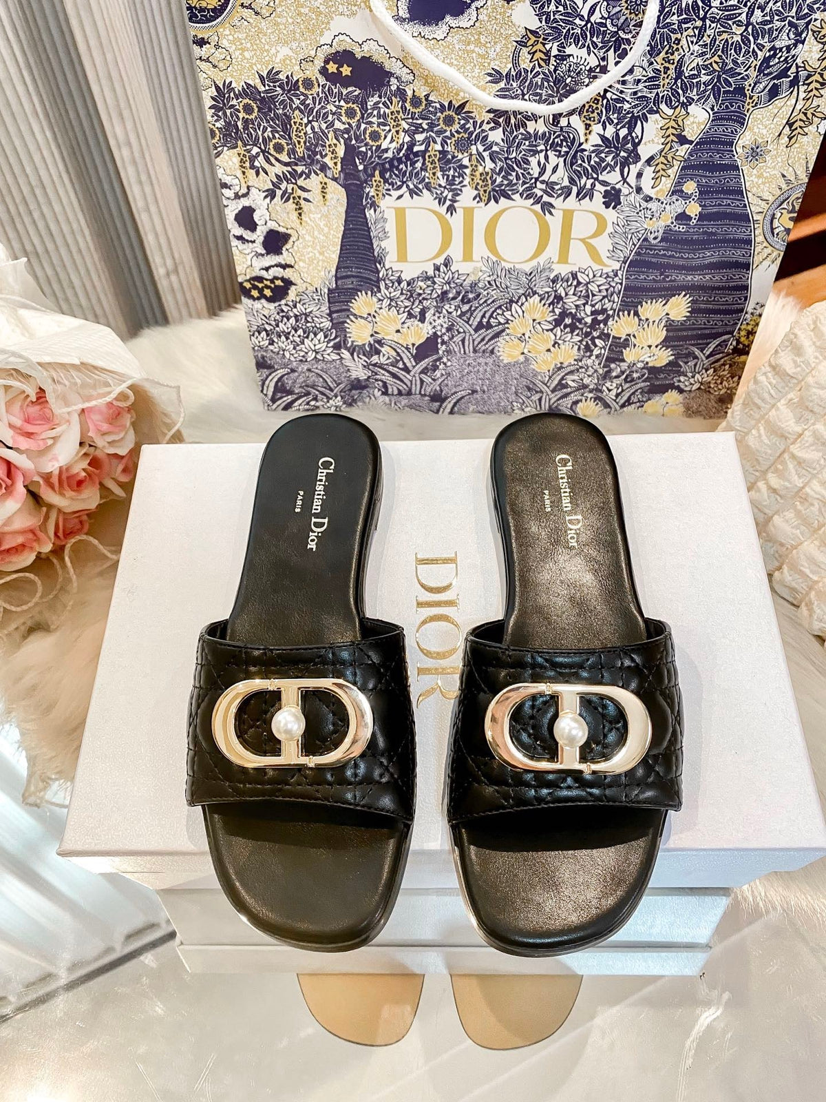High-end diamond-quilted single-strap flat slides with pearl rings - product view 1