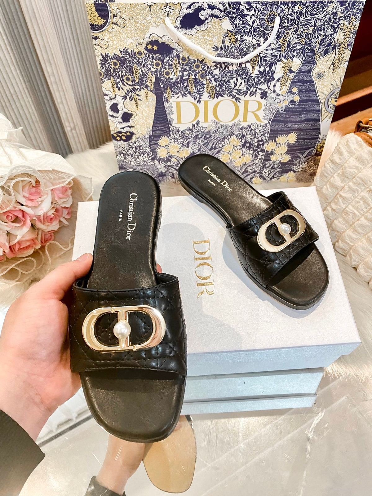 High-end diamond-quilted single-strap flat slides with pearl rings - product view 12