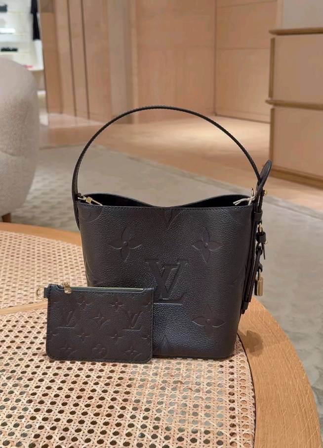 Best-selling Monogram Shoulder Bag - product view 3