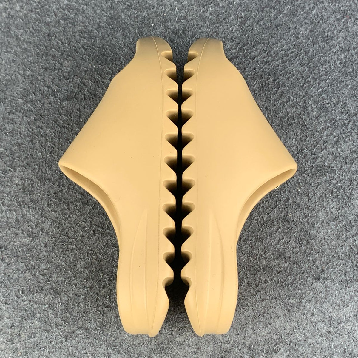 Yeezy Slides 'Desert Sand' - product view 3