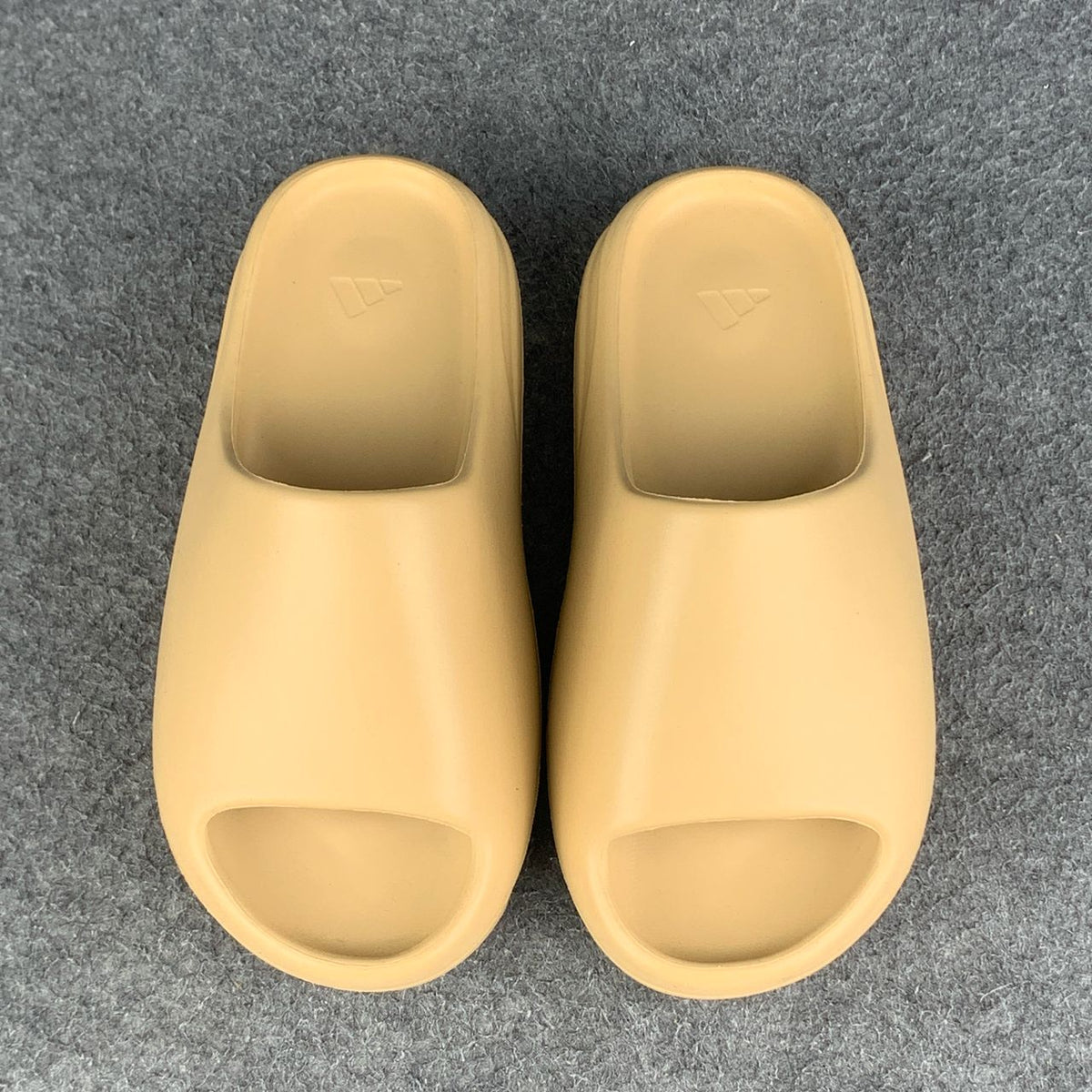 Yeezy Slides 'Desert Sand' - product view 2