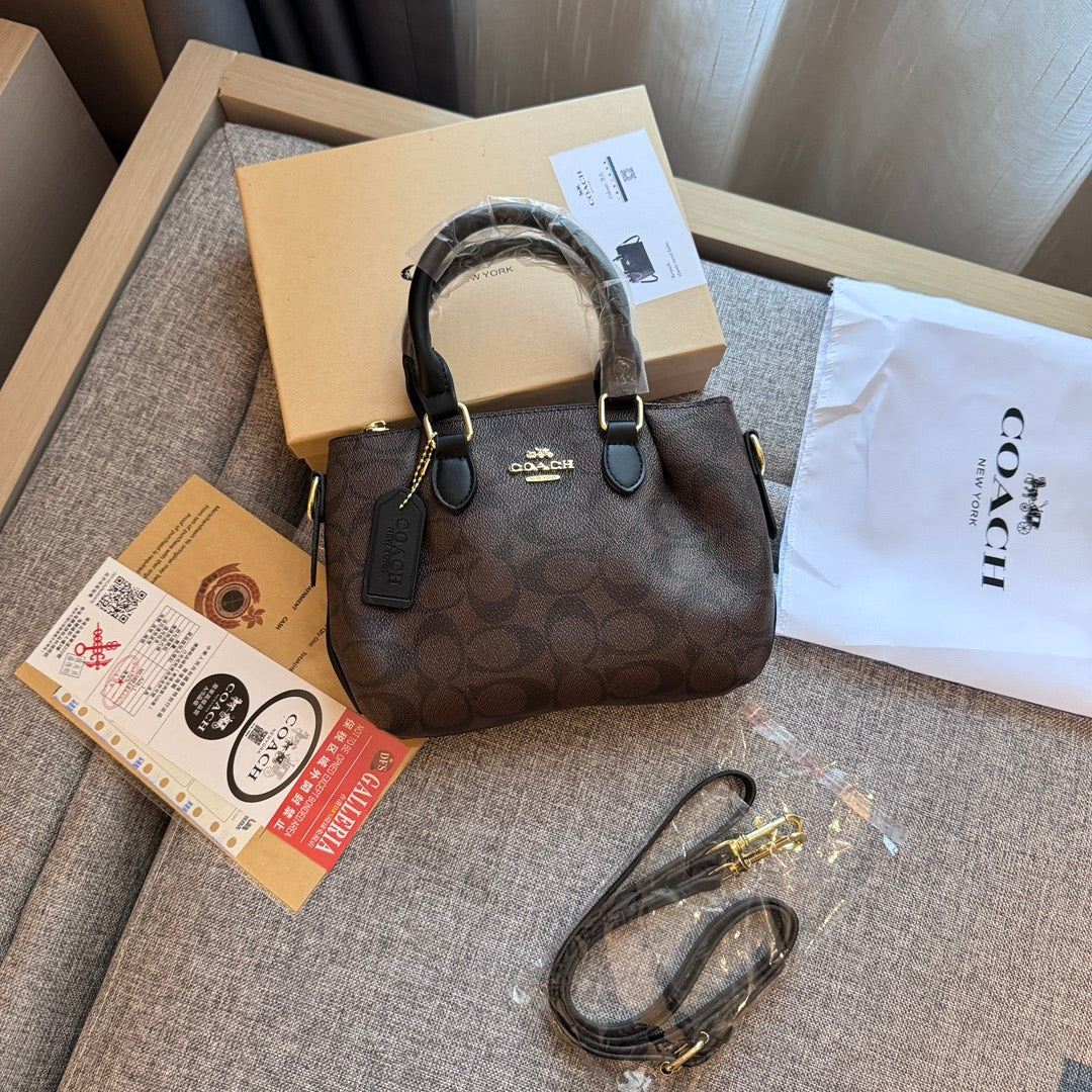 Crafted to Perfection: Leather Hand Bag with a Luxe Touch - product view 3