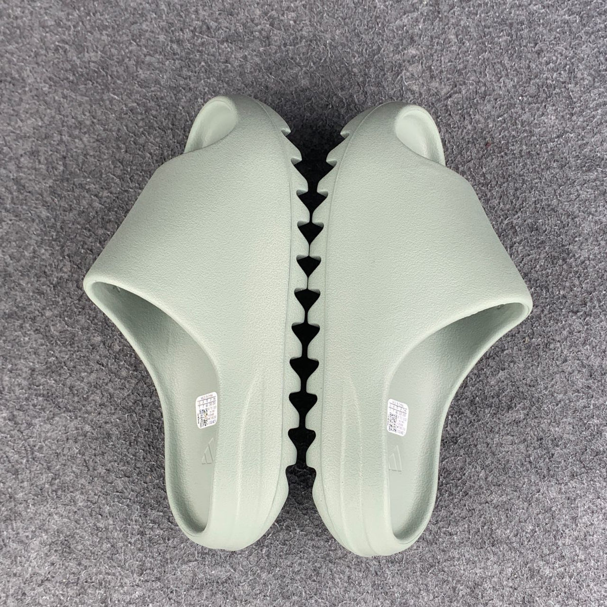 Yeezy Slides 'Salt' - product view 3