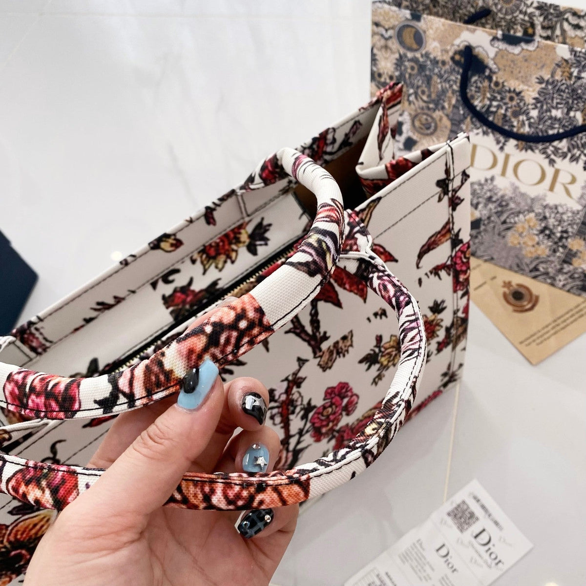 Chic & Refined: Light Leather Handbag - product view 4
