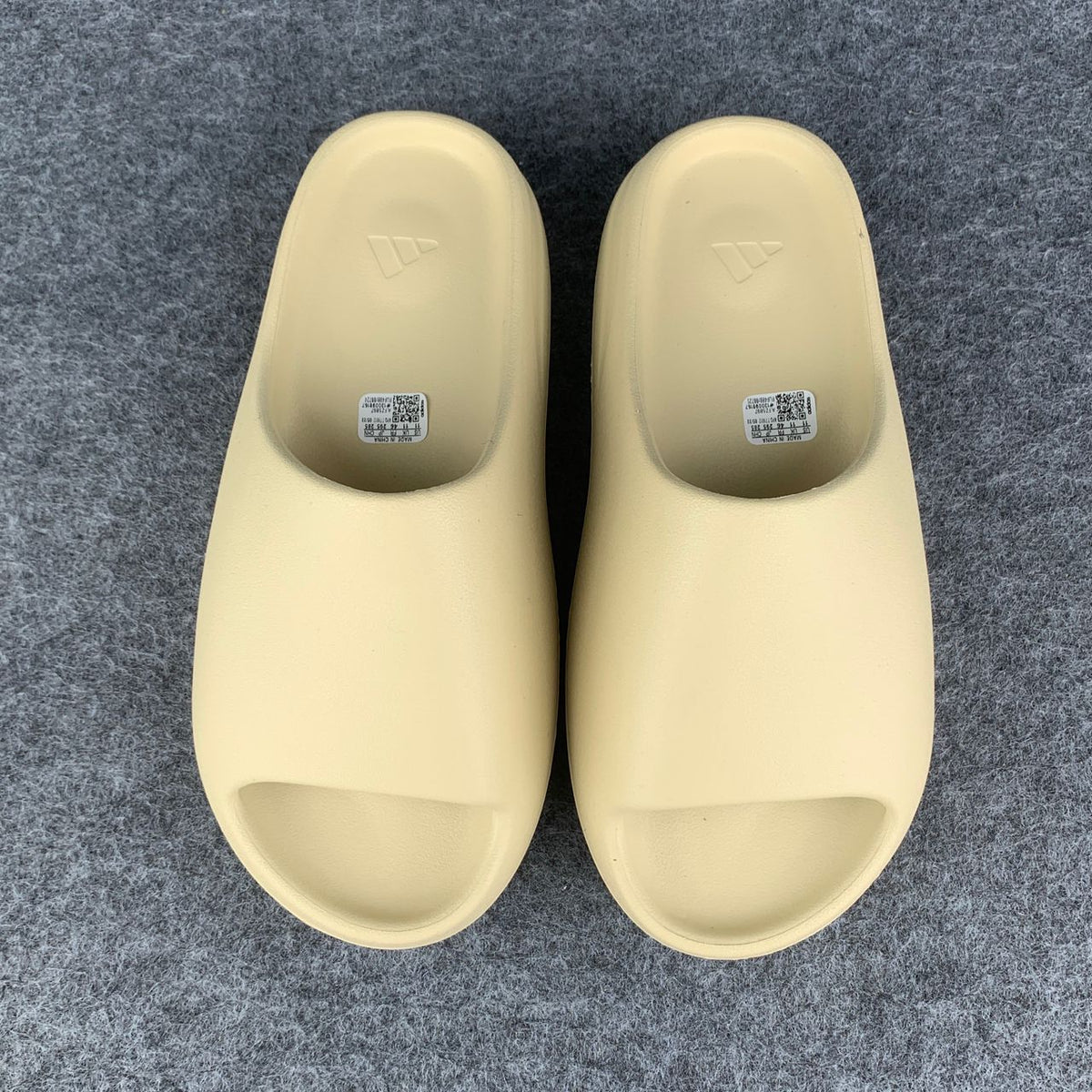 Yeezy Slides 'Bone' - product view 2