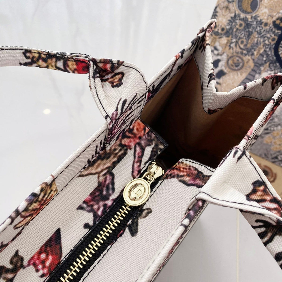 Chic & Refined: Light Leather Handbag - product view 6
