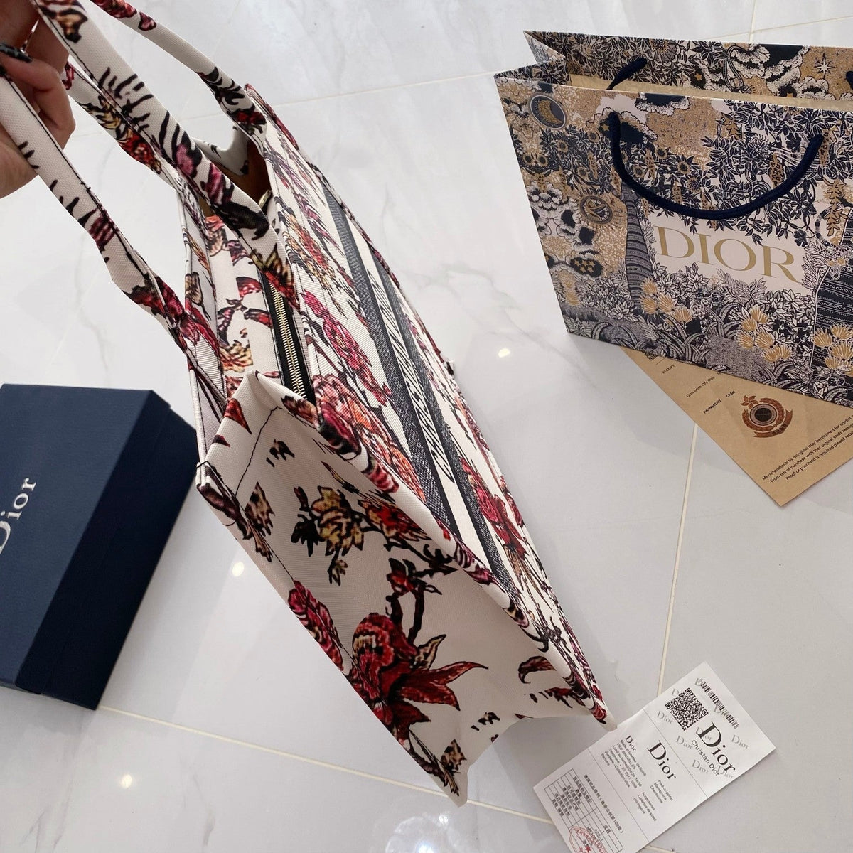 Chic & Refined: Light Leather Handbag - product view 3