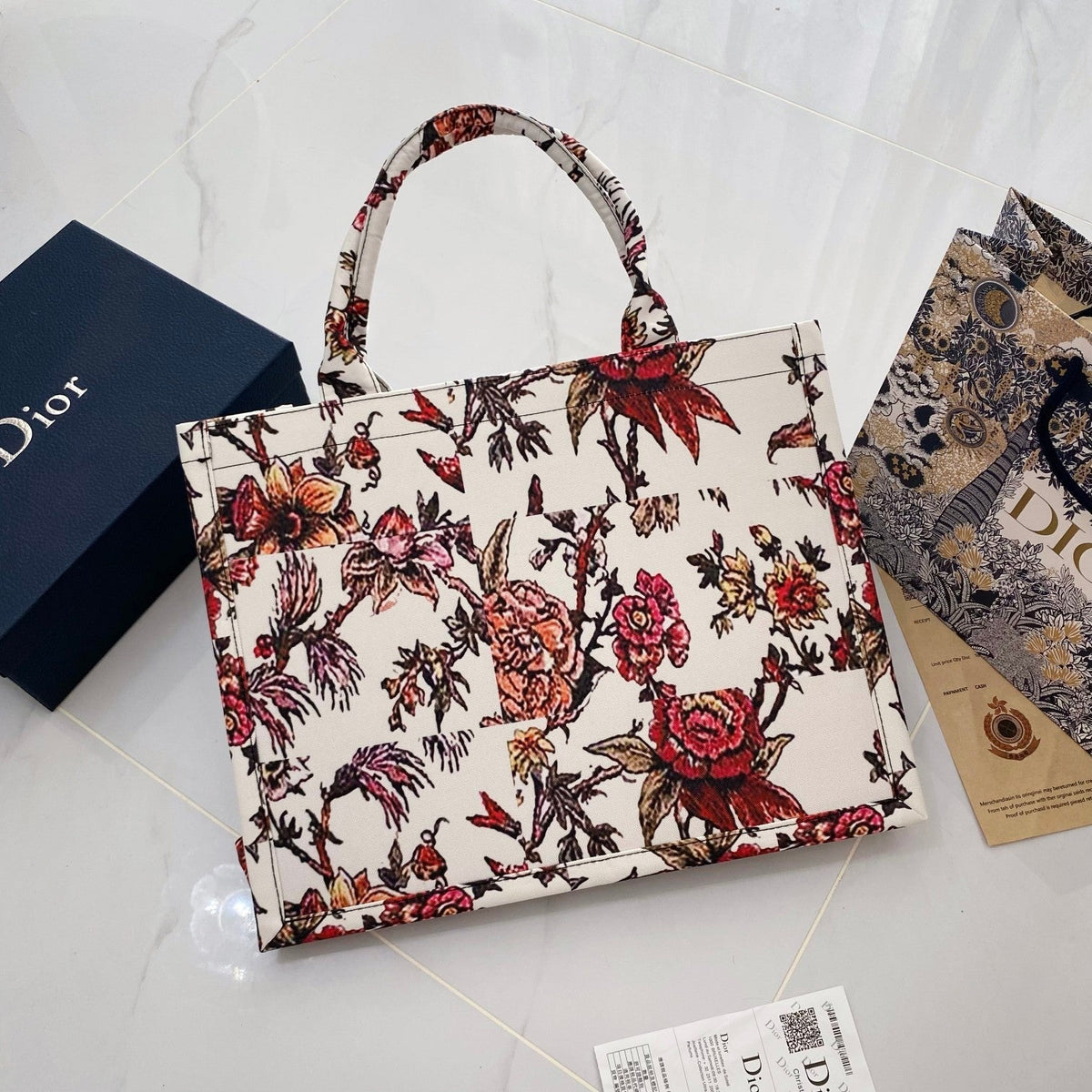Chic & Refined: Light Leather Handbag - product view 2