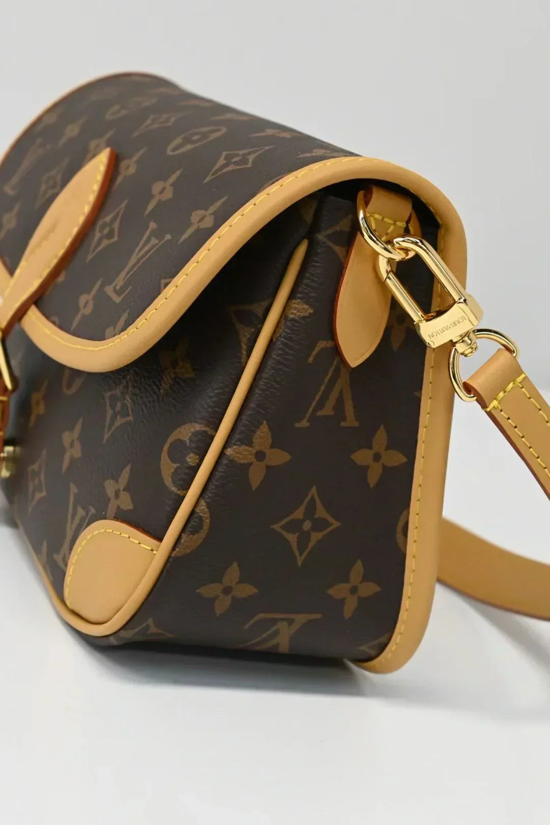 Vintage-Inspired Box Hand bag - product view 3