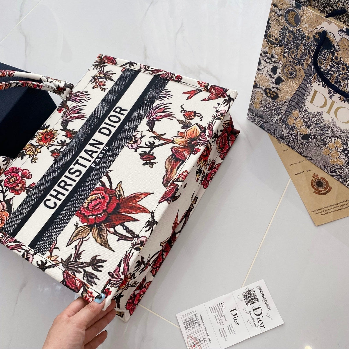 Chic & Refined: Light Leather Handbag - product view 5