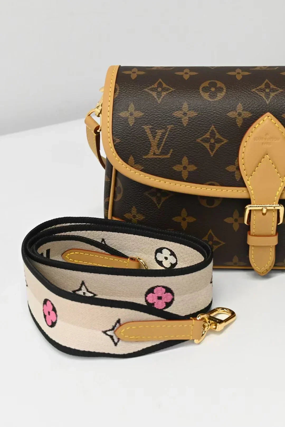 Vintage-Inspired Box Hand bag - product view 4