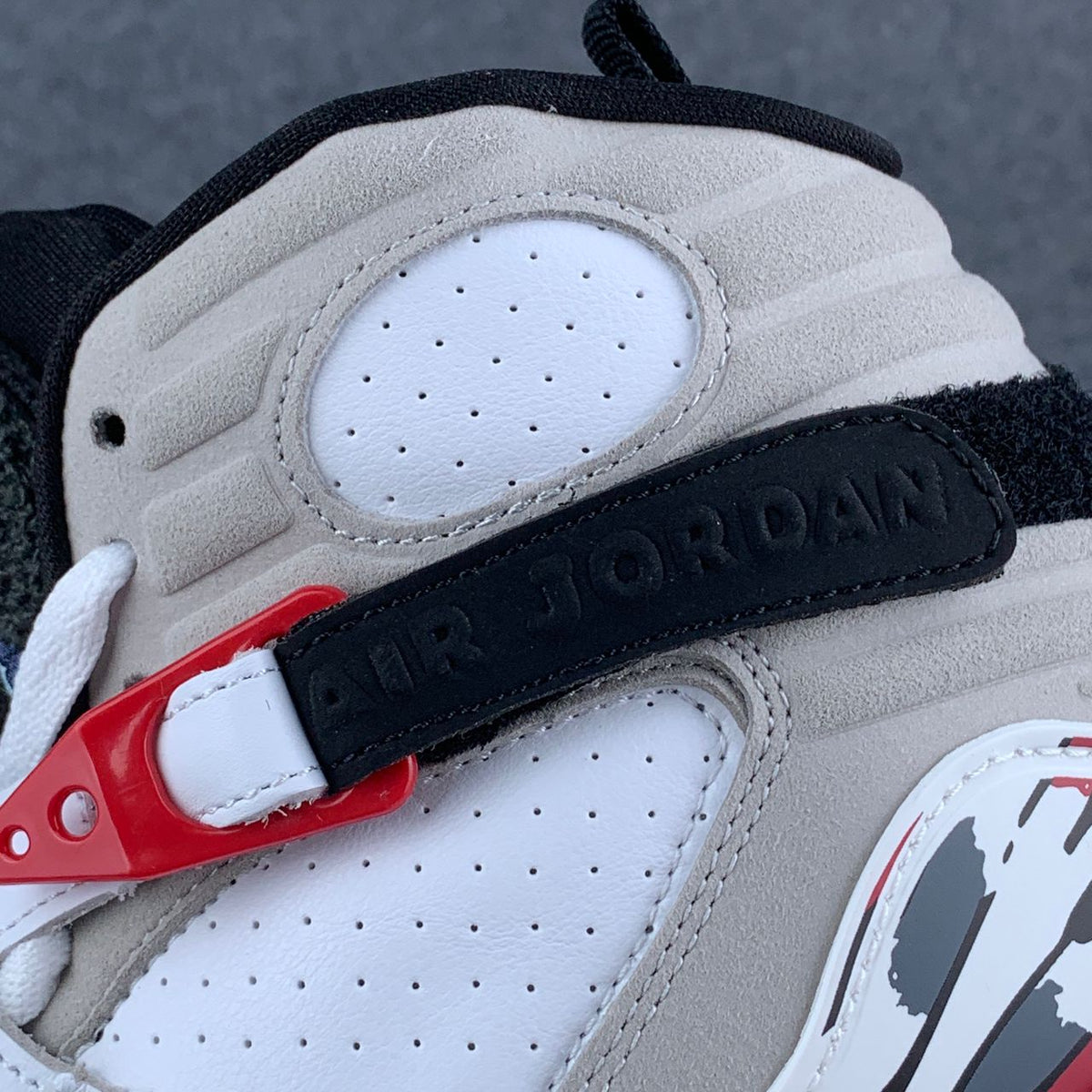 Air Jordan 8 Retro 'Bugs Bunny' 2025 Sneakers - product view 8