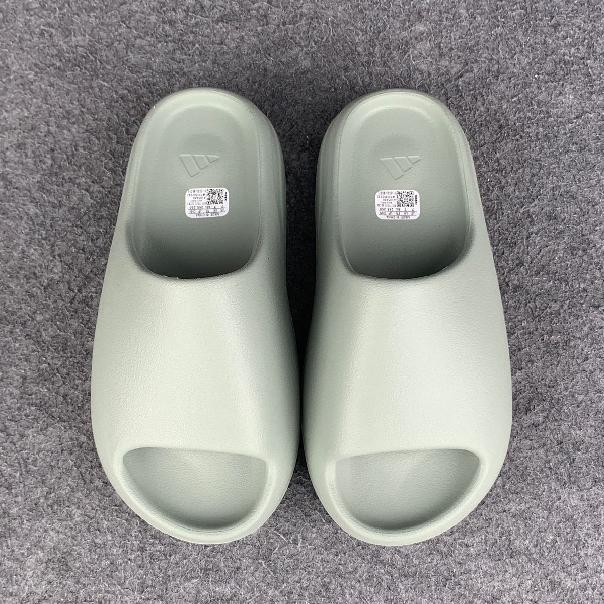 Yeezy Slides 'Salt' - product view 2