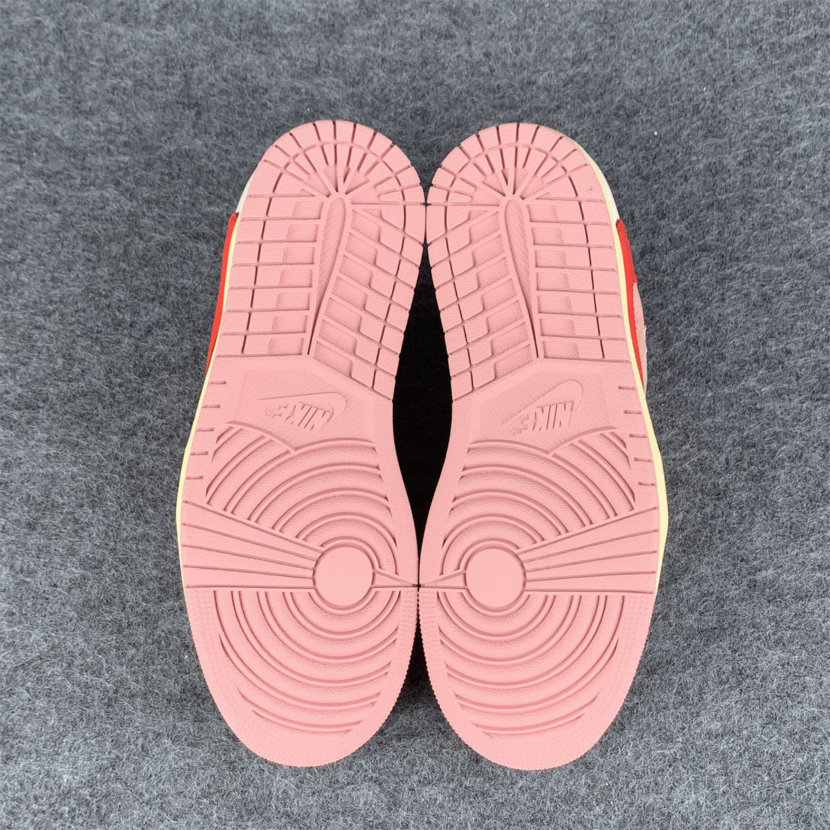 Travis Scott x Air Jordan 1 Retro Low OG 'Tropical Pink' (B-grade) Sneakers - product view 5