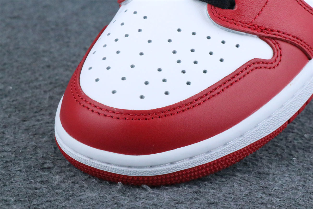 Air Jordan 1 Retro Low OG 'Chicago' 2025 Sneakers - product view 4